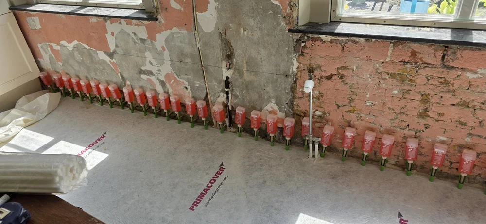 Injectiewerk en waterdichting bij een lekkage op muur-vloer aansluiting