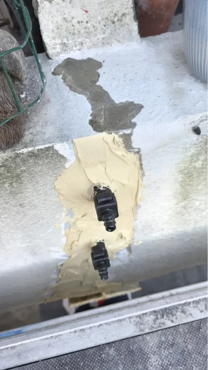Betoninjectie en scheurherstel van een betonrand bij een balkon