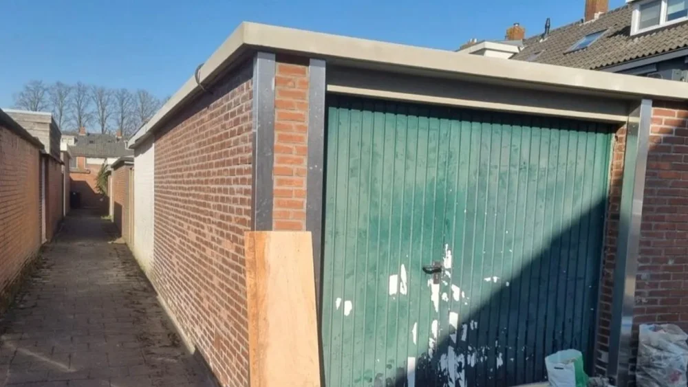 Betonreparatie van garage dakrand en betonkanten bij bakstenen gevel