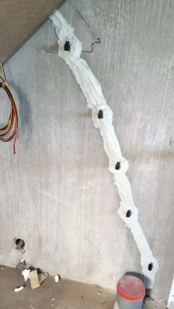 Betoninjectie en scheurherstel van een betonnen wand met injectiepackers