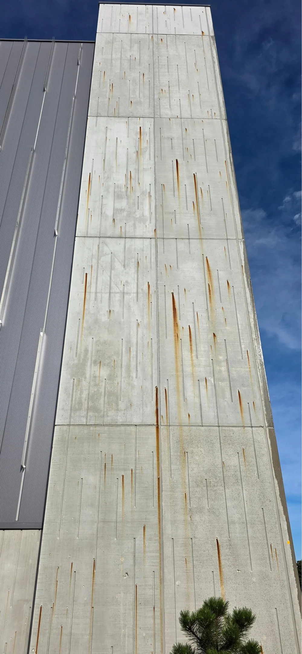 Prefab betongevel met roestvervuiling voor reiniging