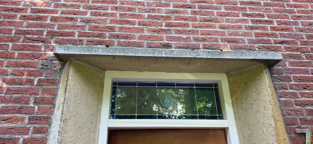 Betonnen latei en bakstenen gevel voor reiniging