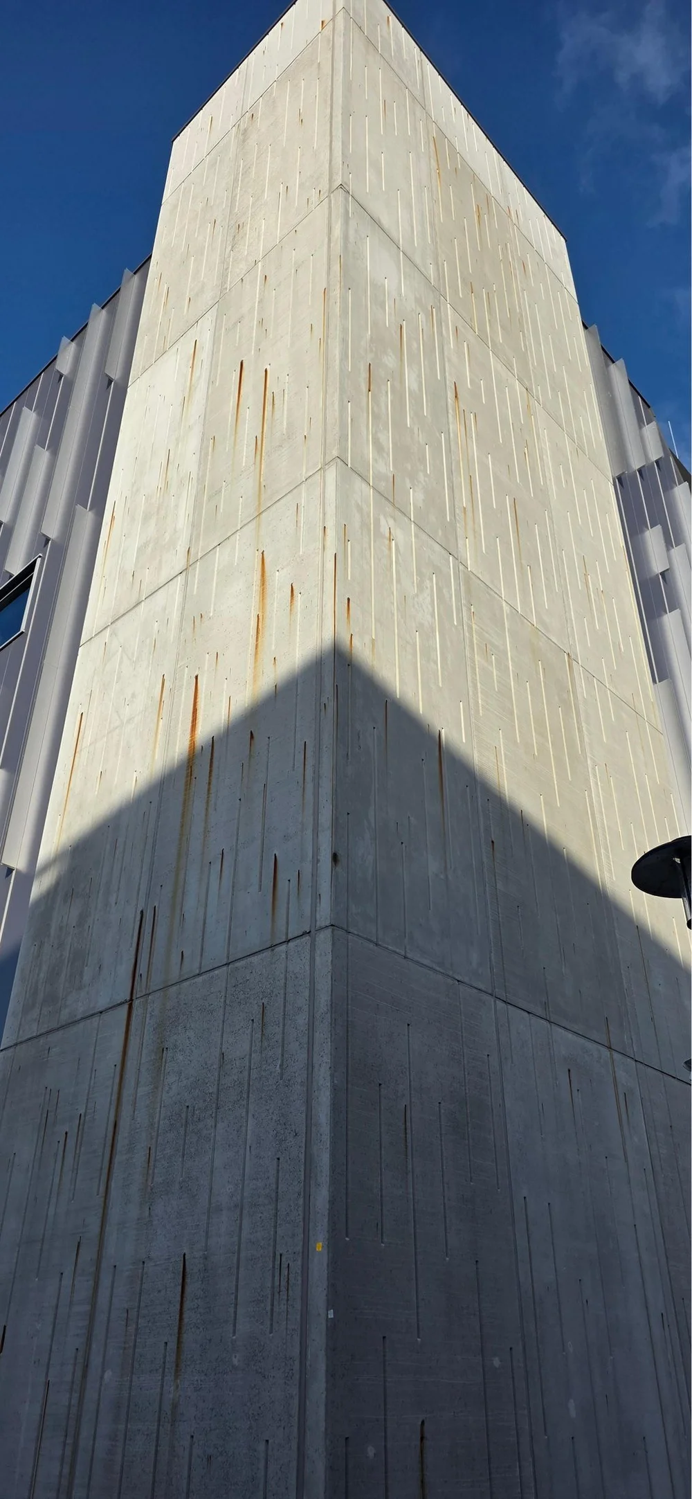 Prefab betongevel met roestsporen voor betonreiniging