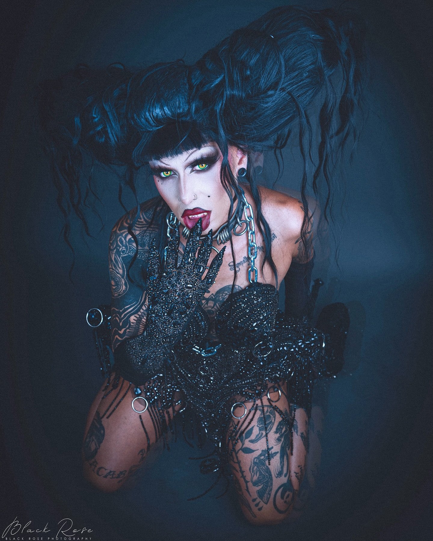 Inspired by Y2K era photography and PS2 advertisements @gidgetvonaddams and I were so excited to work with @blackrosephotog. 

Showcasing outfits made by @gidgetvonaddams 

Photo : @blackrosephotog
My Gloves : @daze_e_lane
My hair : @showgirlvanitywi