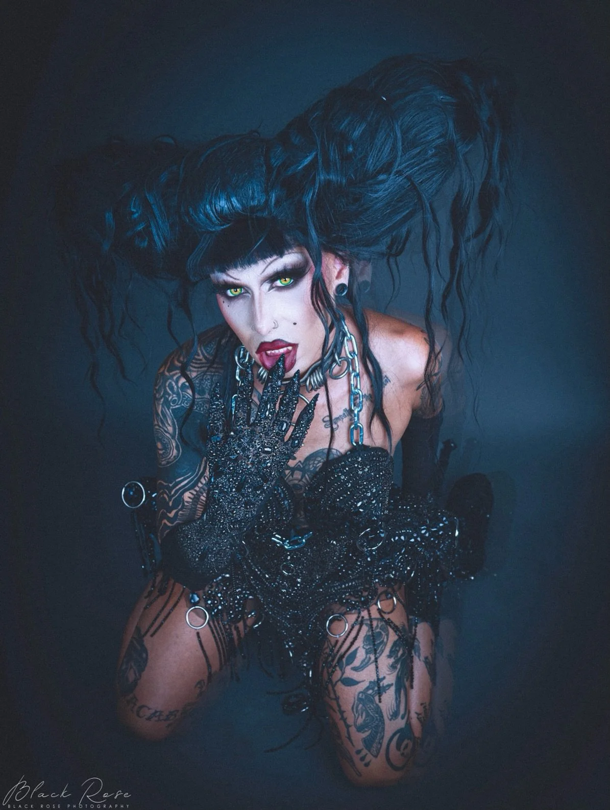 Entertainment weekly press look!
Outfit by @gidgetvonaddams 
Wig by @showgirlvanitywigs 
Gloves by @daze_e_lane 
Photo by @blackrosephotog