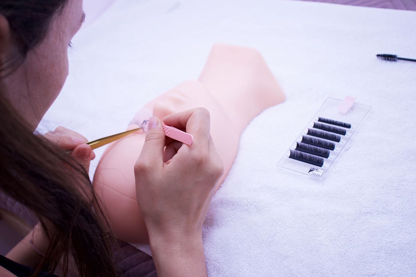 Grundausbildung Wimpernverl&auml;ngerung 
Sch&uuml;lerarbeiten 
1:1 Technik oder auch Classic lashes 💕
Die n&auml;chste Ausbildung beginnt am 6. Mai 2023 in Klagenfurt 
Ich freue mich schon auf euch ☺️