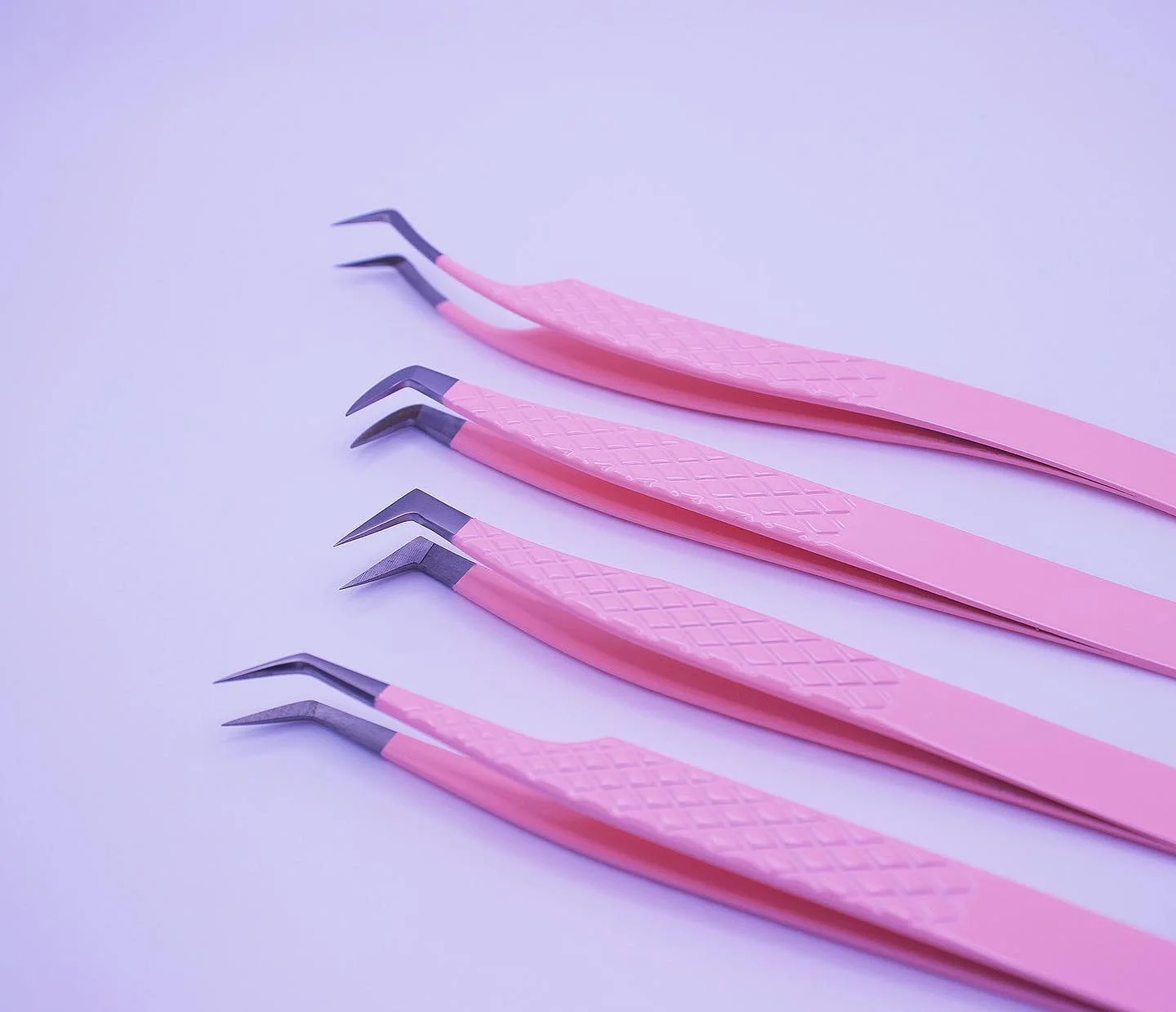 Meine absoluten Wimpern - Lieblingspinzetten! 
Pure Arbeitserleichterung durch fiber tips 😊 
Ich habe zwei meiner Favoriten in meinem Onlineshop verf&uuml;gbar. 
Keine Versandkosten! 
✅ Link in bio