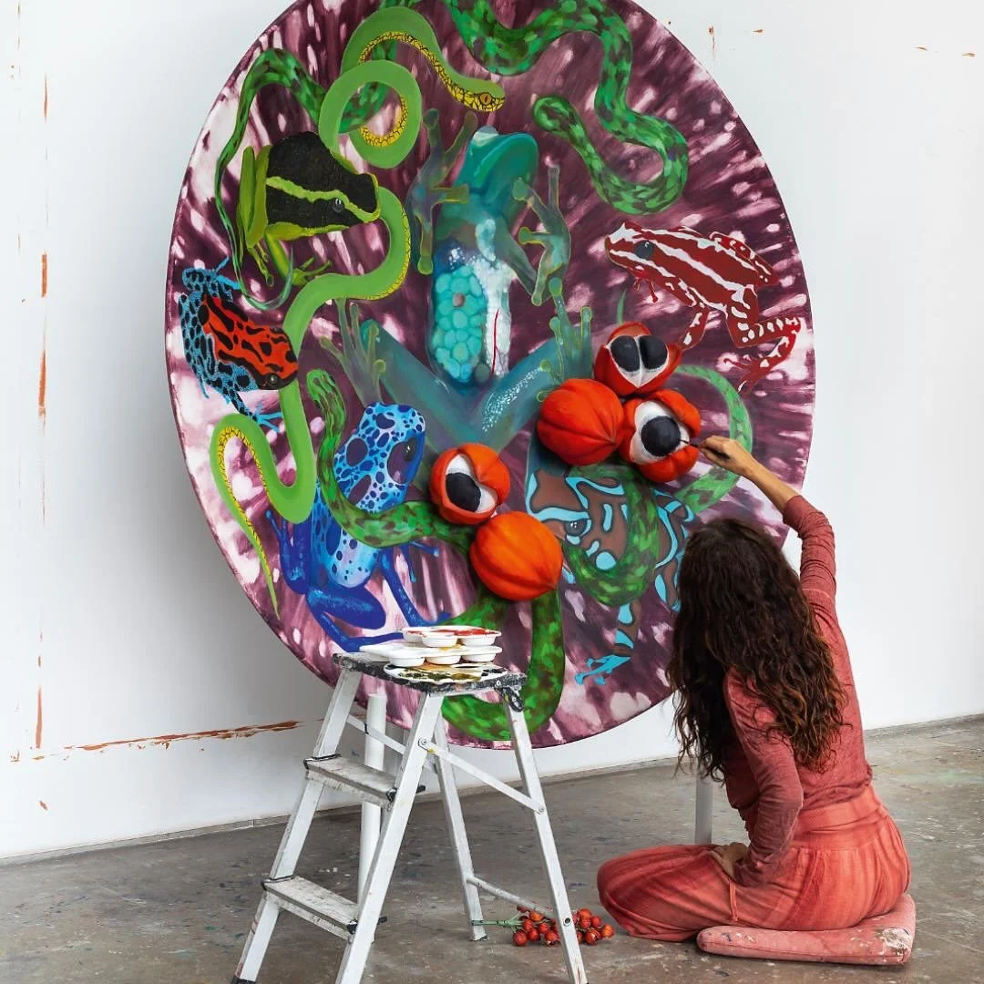 Adriana Varej&atilde;o &eacute; uma das artistas mais potentes de sua gera&ccedil;&atilde;o. Em sua obra plural e instigante, utiliza t&aacute;ticas barrocas de simula&ccedil;&atilde;o, justaposi&ccedil;&atilde;o e par&oacute;dia para refletir sobre 