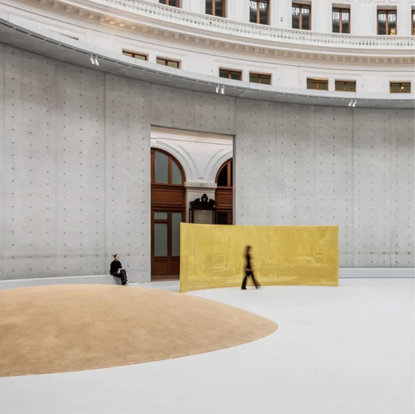 A Bourse de Commerce &ndash; Pinault Collection, em Paris, inaugurou em 8 de outubro de 2025 a exposi&ccedil;&atilde;o &ldquo;Minimal&rdquo;, uma mostra de grande escala dedicada &agrave; arte minimalista.

Reunindo mais de cem obras ic&ocirc;nicas e