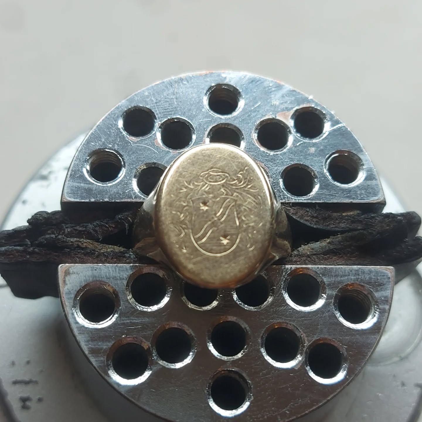 Restoring history, one detail at a time. This signet's coat of arms was re-engraved as part of its restoration journey.

#gold #jewellery #ukjewellery #Cambridgeshire #handmade #craftsmanship #engraved #restoration #jeweller #coatofarms #silver #jewe