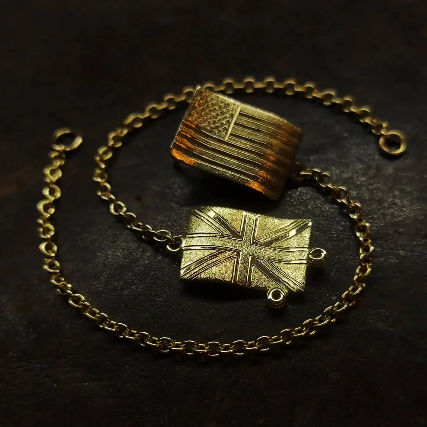 The flags of the United States of America and Great Britain engraved onto a gold bracelet. This came in fairly recently and I really enjoyed engraving it!

#engraved #bracelet #madeintheuk #handmade #cambridgeshire #gold #silver #jewellery #ukjewelle