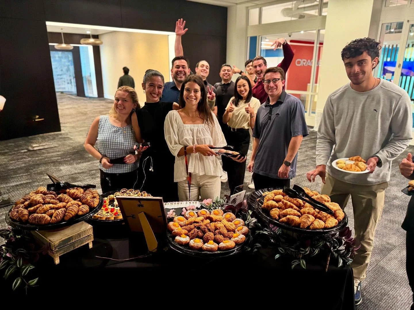 Because mornings deserve a little sugar on top! 🥐 

We had a blast serving our amazing neighbors from @oracle nothing beats starting the day with sweet treats and good vibes! 

Looking to brighten up your team&rsquo;s morning? Whether it&rsquo;s a b
