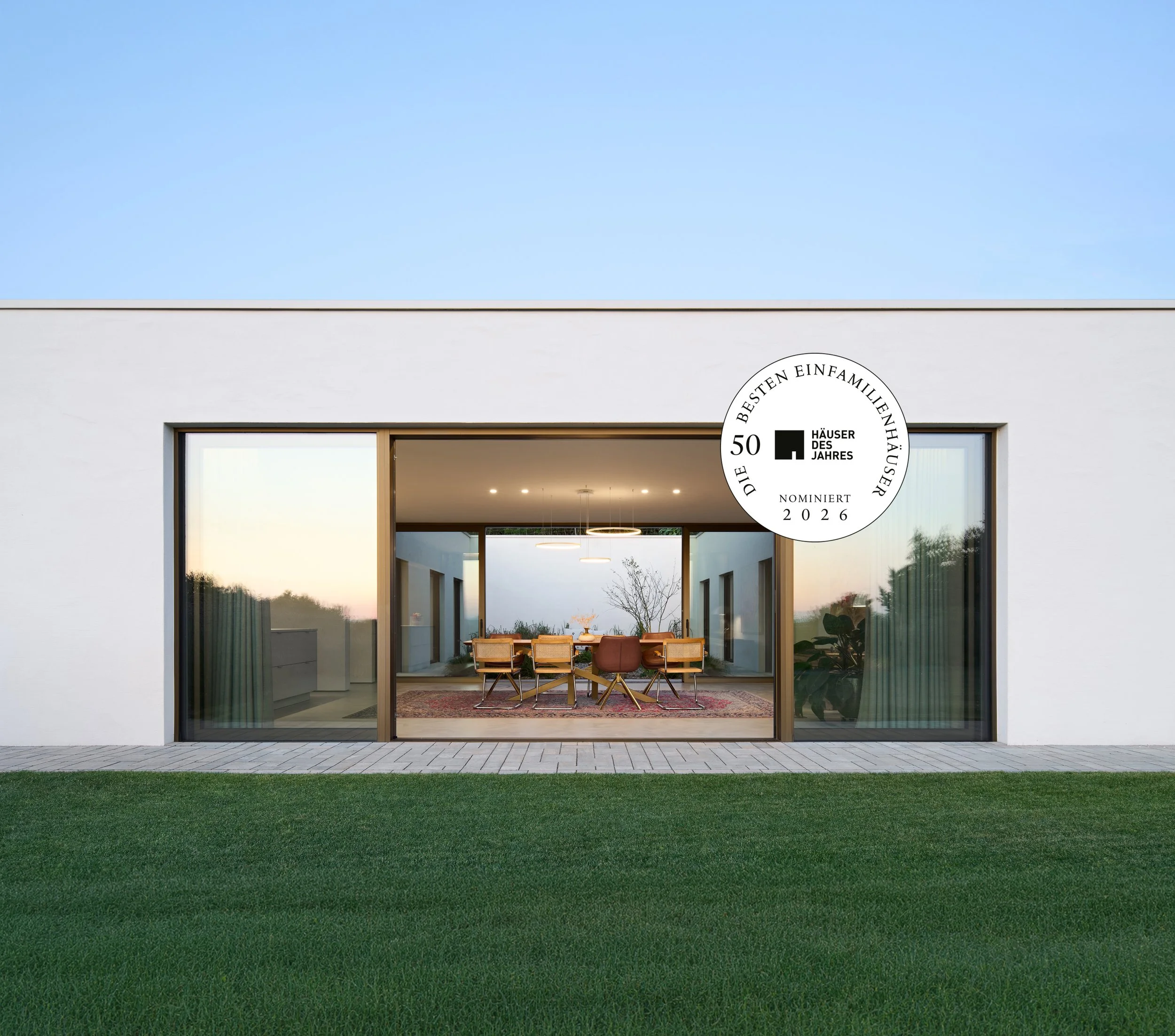 Haus im Weinberg, Bruchsal von Henecka Architekten BDA, modernes, minimalistisches Haus mit Innenhof.