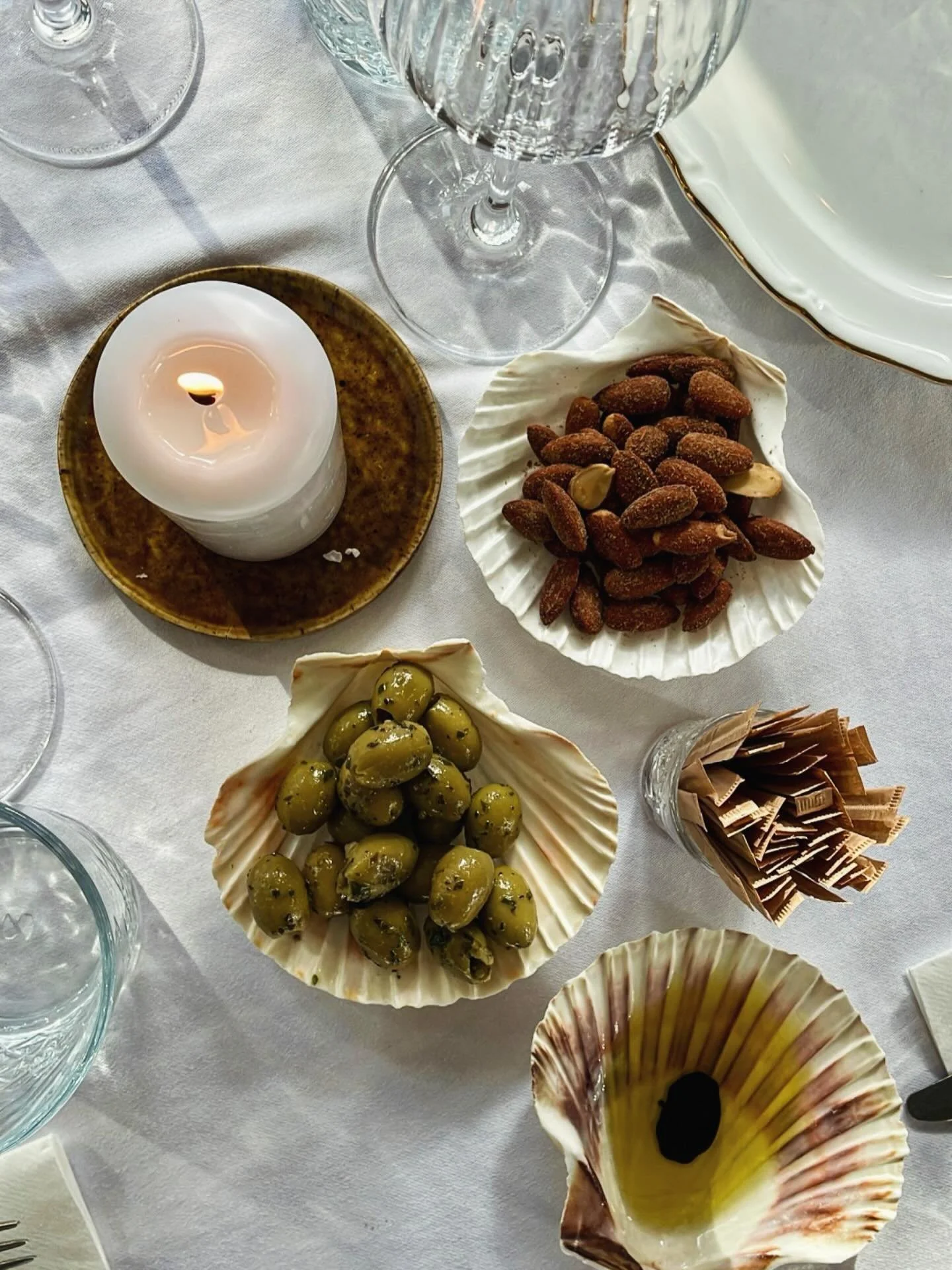 DE TAFEL VAN BOURGONDIE 🧑🏼&zwj;🍳🍷 &amp; MEER!

➡️ Op vrijdag en zaterdag schuif je aan voor ons viergangen verrassingsmenu met gerechten om te delen. Lekker eten zonder poespas, zoals je van ons gewend was. 

➡️ Iets drinken? Aan onze bar kies je