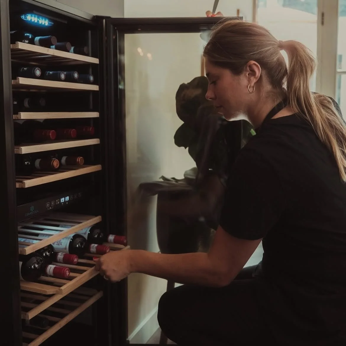 Nog zo&rsquo;n 8 uur tot het weekend begint! 🍷 De wijn staat koud! Vanaf morgen zijn we &eacute;cht weer open voor al onze vertrouwde &eacute;n nieuwe gasten, we hopen jullie ook echt binnenkort bij Bourgondie te zien! 

Vanaf 17 uur pik je de laats