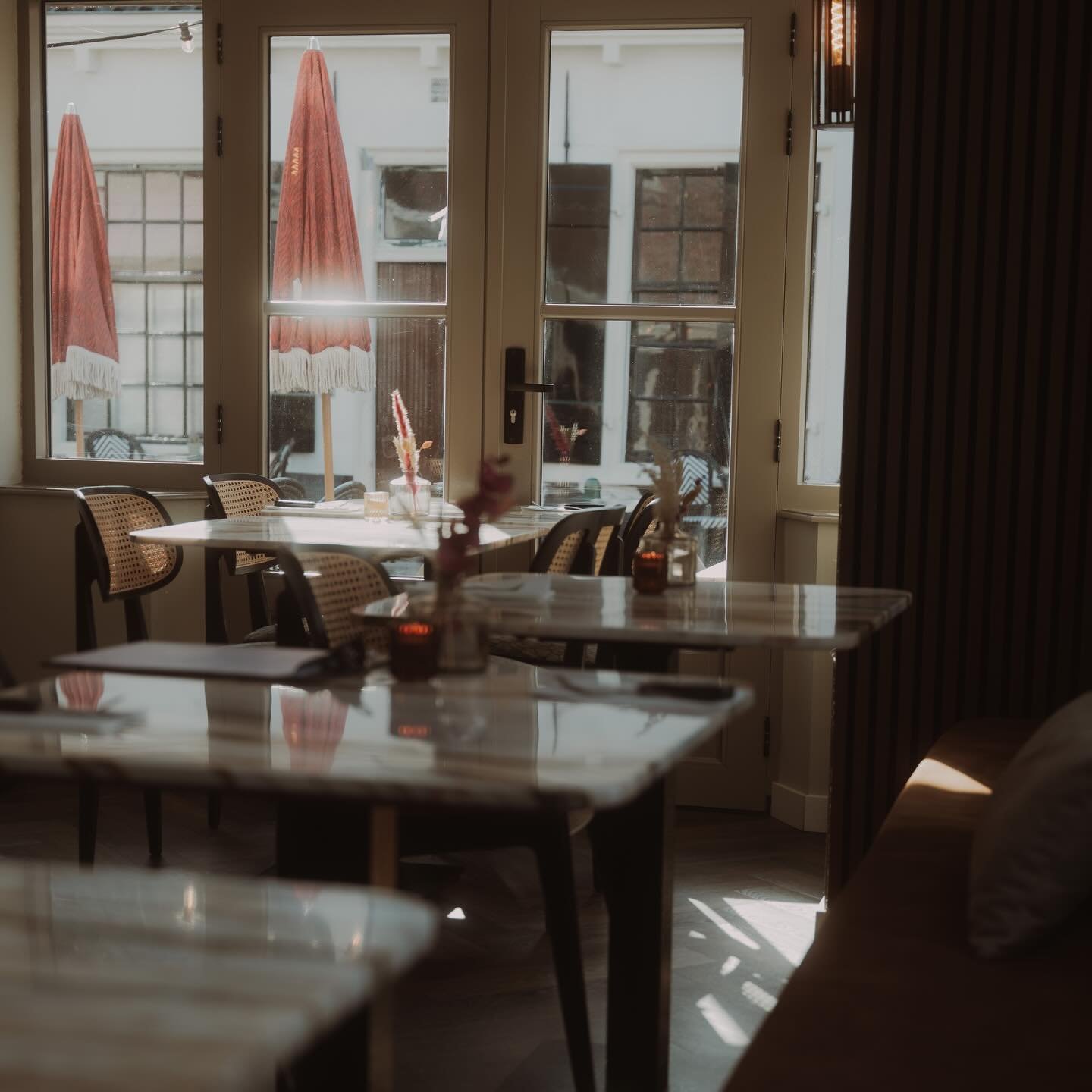 Genieten van goed eten en drinken, zonder poespas 🍷🍇 In onze kleine, slim ingerichte keuken stoppen we veel liefde in de heerlijke gerechten die we serveren en &aacute;lles is huisgemaakt met verse ingredi&euml;nten en kruiden. Elke vrijdag en zate