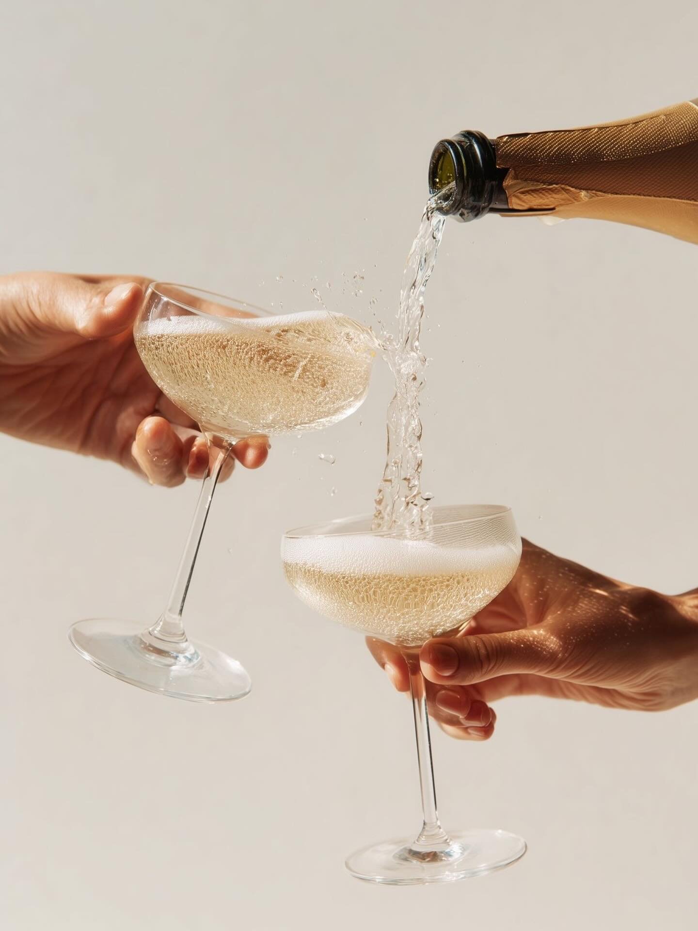 CR&Eacute;MANT... een cadeau van ons, voor jou ✨ Kom je in maart of april bij ons eten? Zet &lsquo;cremant&rsquo; in de opmerkingen van je reservering, wij doen de rest! 

👩🏼&zwj;🍳 Wij geloven in samen genieten, daarom serveren wij de meeste gerec