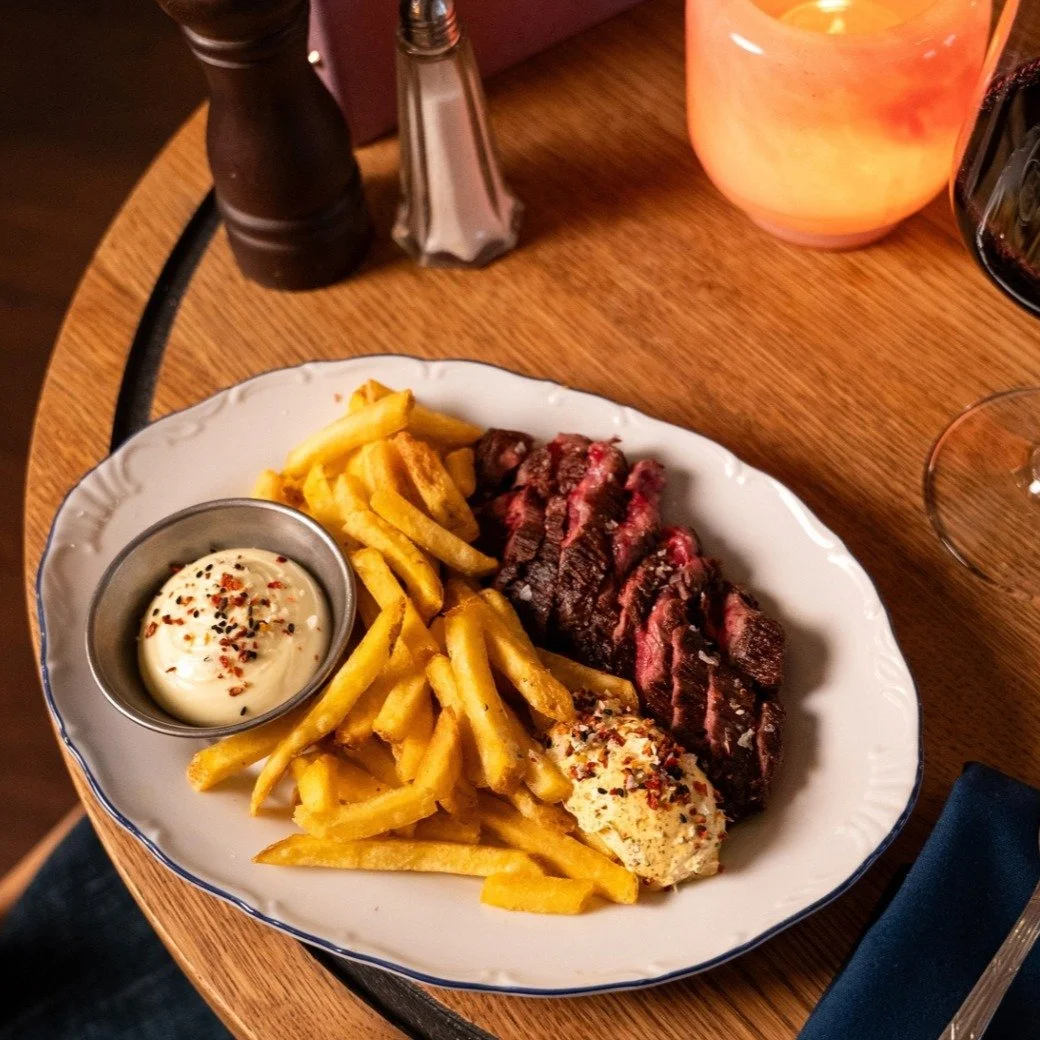 STEAK FRITES NIGHT 🍷 De petit events zijn geliefd! Met een succesvolle kaasfondue en roasted chicken night is het op woensdag 15 april tijd voor de volgende! 

Voor 34,50 geniet je van: 
🍴 Een plankje met voorgerechten om samen te delen
🐓 Sappige 