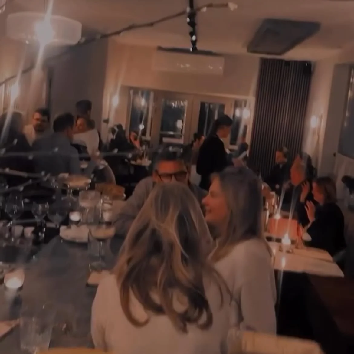 Het nemen van tijd. Om te genieten. Van goed gezelschap. Goede wijn. Heerlijk eten. Een avond uit? Wij ontzorgen, je hoeft niets te kiezen. We hebben voor het weekend nog een paar plekjes vrij. 

Reserveer en proef ons verrassingsmenu met goed eten o