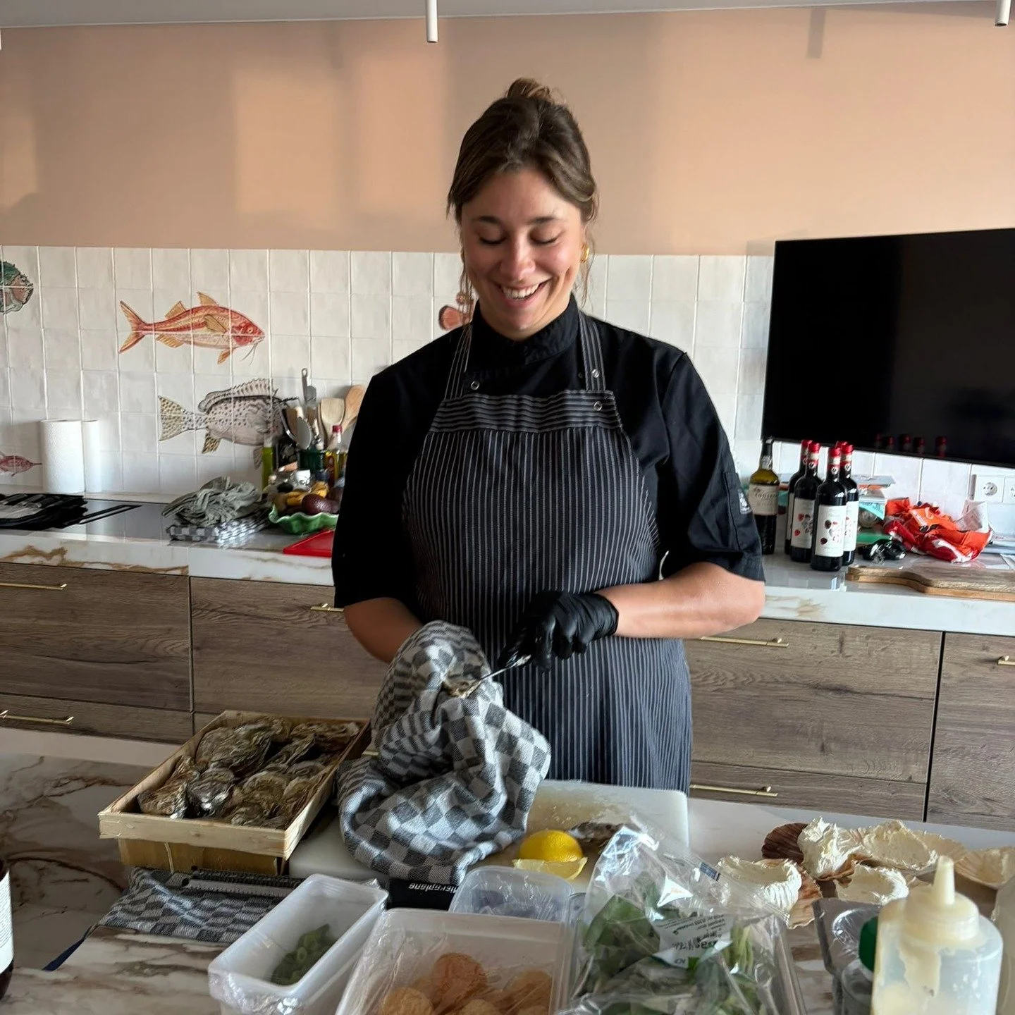 NIEUW MENU 🦞 Vanaf vrijdag eet je ons nieuwe 4-gangenmenu van de chef met gerechten om te delen! Mayke en haar team serveren een tafel vol met bourgondisch eten om van te genieten. Reserveer je vast een tafel voor dit weekend? 🍷

Wat je eet? Dat is