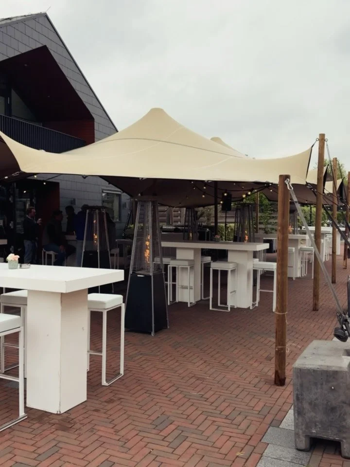 Voor de havenborrel van @fort_marina_warmond mochten wij zondagmiddag de catering verzorgen. We serveerden luxe bites, plateaus met warme snacks en heerlijke drankjes. Wat begon als een regenachtige dag werd een warme, gezellige middag waar ook de zo