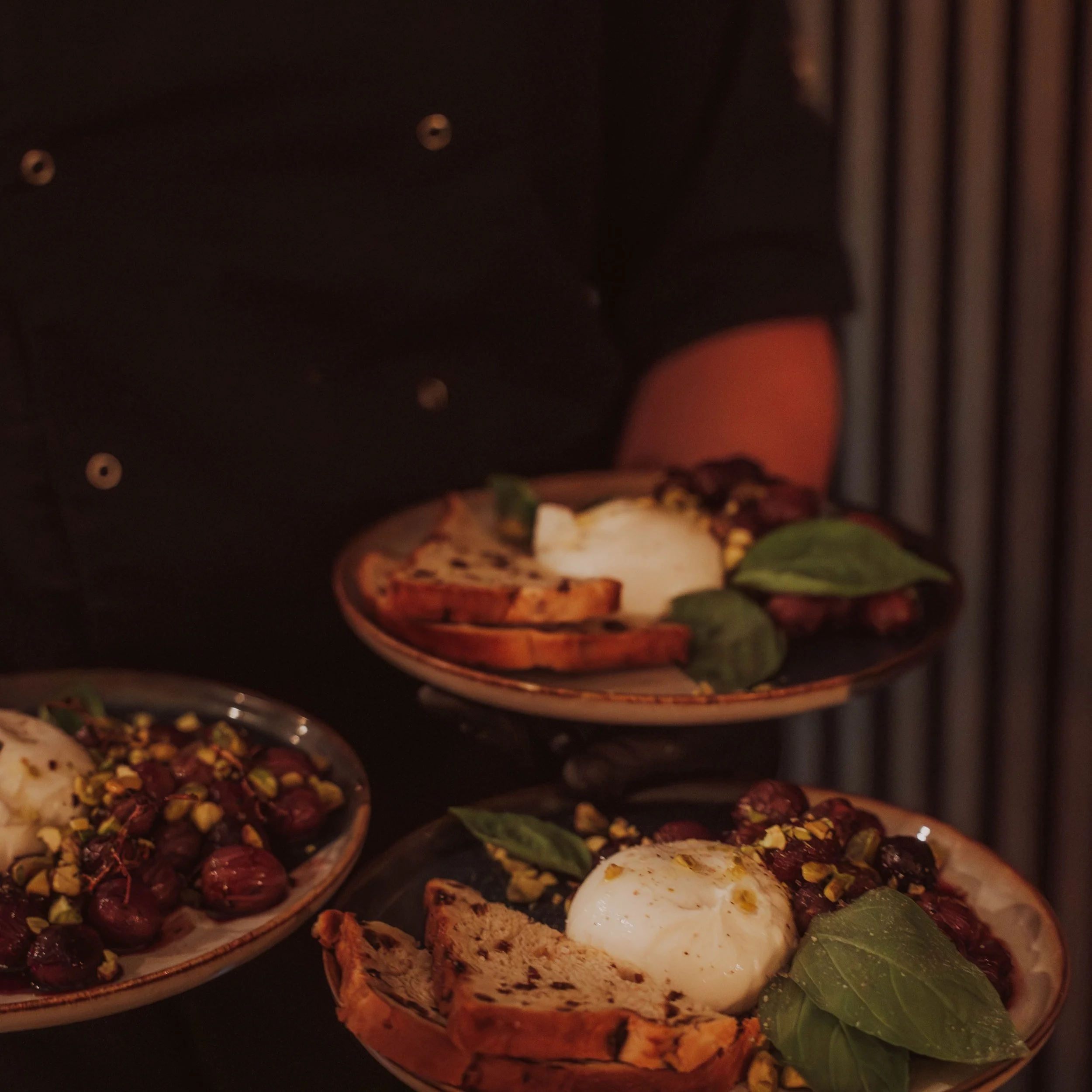 HEMELVAARTSACTIE 👩🏼&zwj;🍳 VRIJDAG 15 &amp; ZATERDAG 16 MEI ✨ Speciaal voor dit lange weekend hebben wij een unieke actie voor onze gasten. Het dessert is van het huis! 

Je geniet van versgebakken brood met dips en aperitivo's + ons 4-gangenmenu v