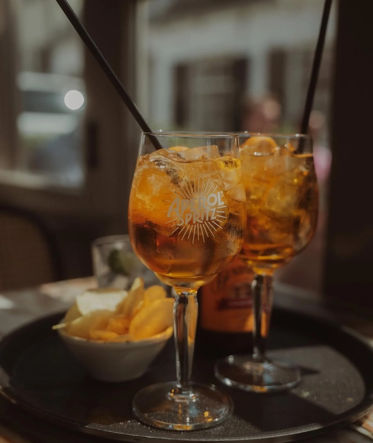 Vanavond, cocktails &amp; spritzers! Allemaal voor een speciaal prijsje, want het is heerlijk weer en we genieten 🍸 kom zitten op ons terras en kies je favo cocktail uit. Een snackje erbij? Goed idee. Open van 17 uur tot 00 uur! ✨