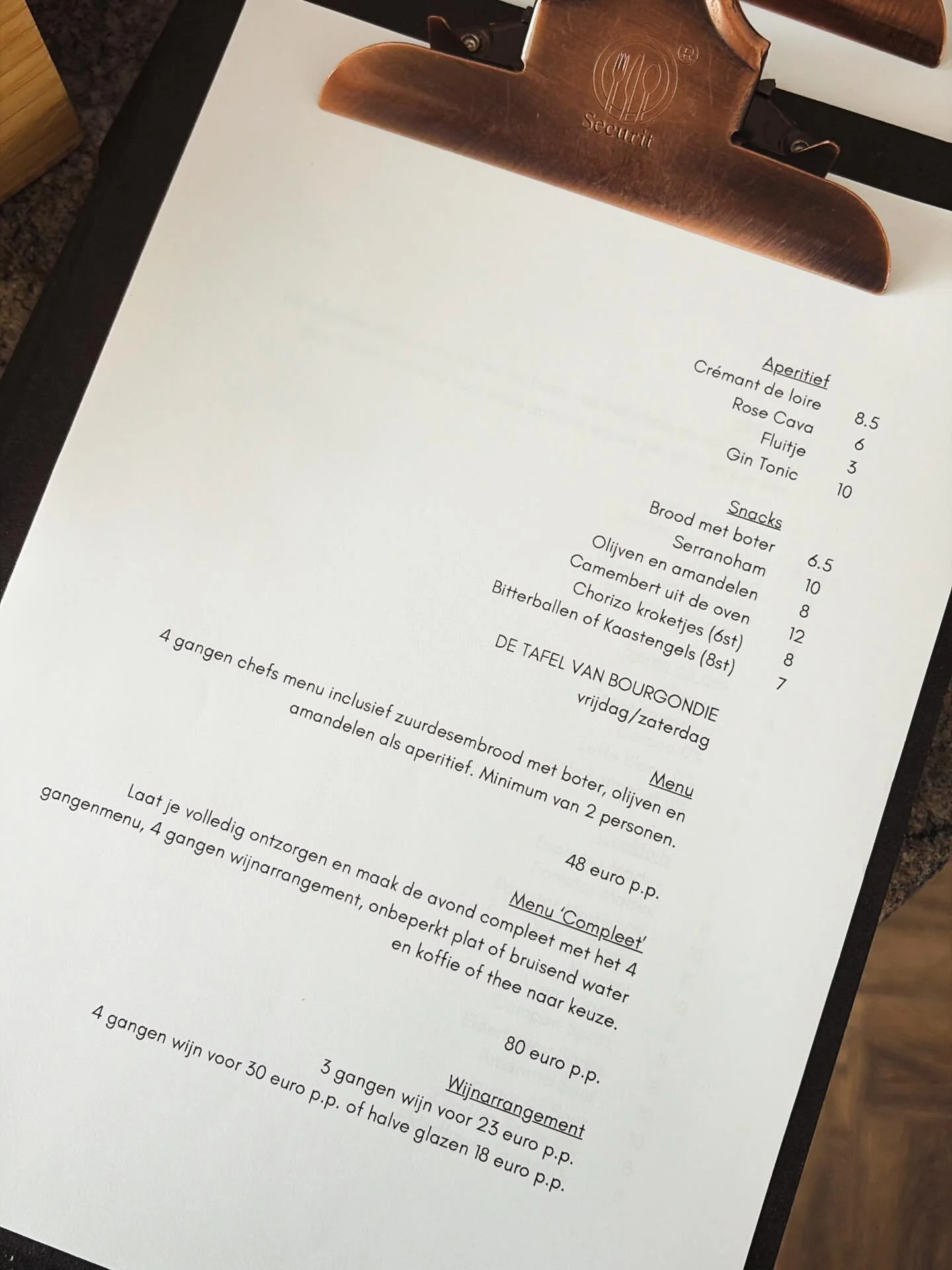 La carte! Ken je ons menu &lsquo;compleet&rsquo; al? 4 gangen menu van de chef, aperitivo bites, 4 gangen wijnarrangement, onbeperkt plat of bruisend water en een kopje koffie naar keuze.