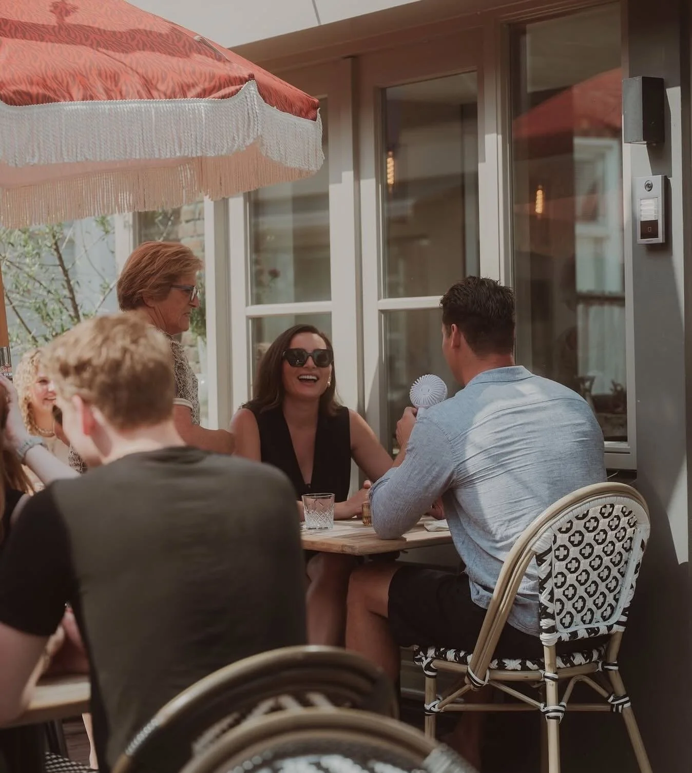 TERRAS OPEN OM 17 UUR ☀️ Want als het heetste moment van de dag geweest is, zit je z&oacute; lekker. Voor een drankje, met een hapje. Of voor het diner. We hebben nog plekjes vrij vanavond, kom je eten en de zomerse zaterdag afsluiten?