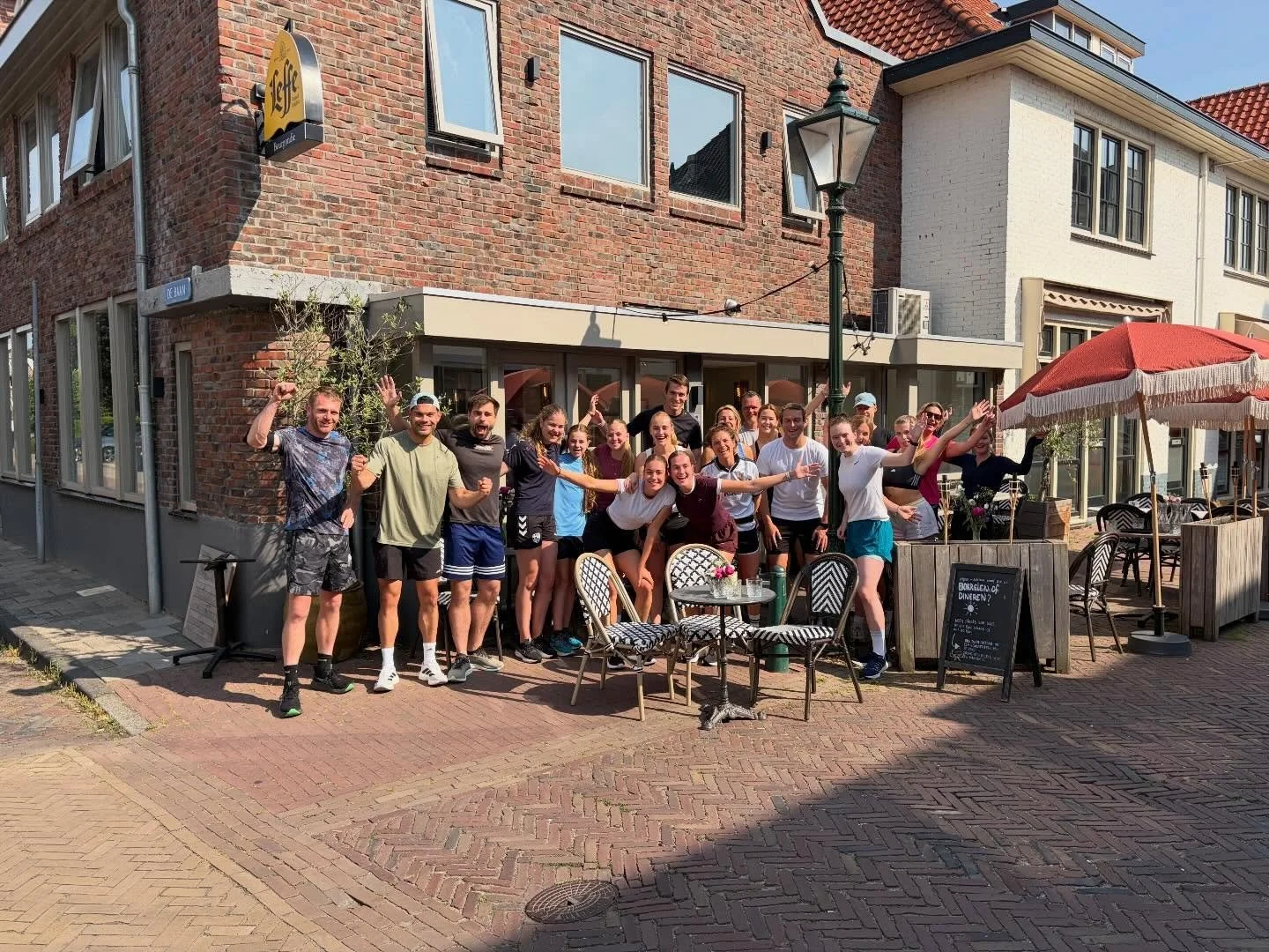 RUNCLUB BOURGONDIE X DIREKT VITAAL 🤎☀️ Goed voor jezelf zorgen is zo belangrijk! En het ene moment betekent dat bijkletsen tijdens een uitgebreid diner met een lekker glaasje wijn, het volgende moment doe je mee met de gezonde social run op zondag! 