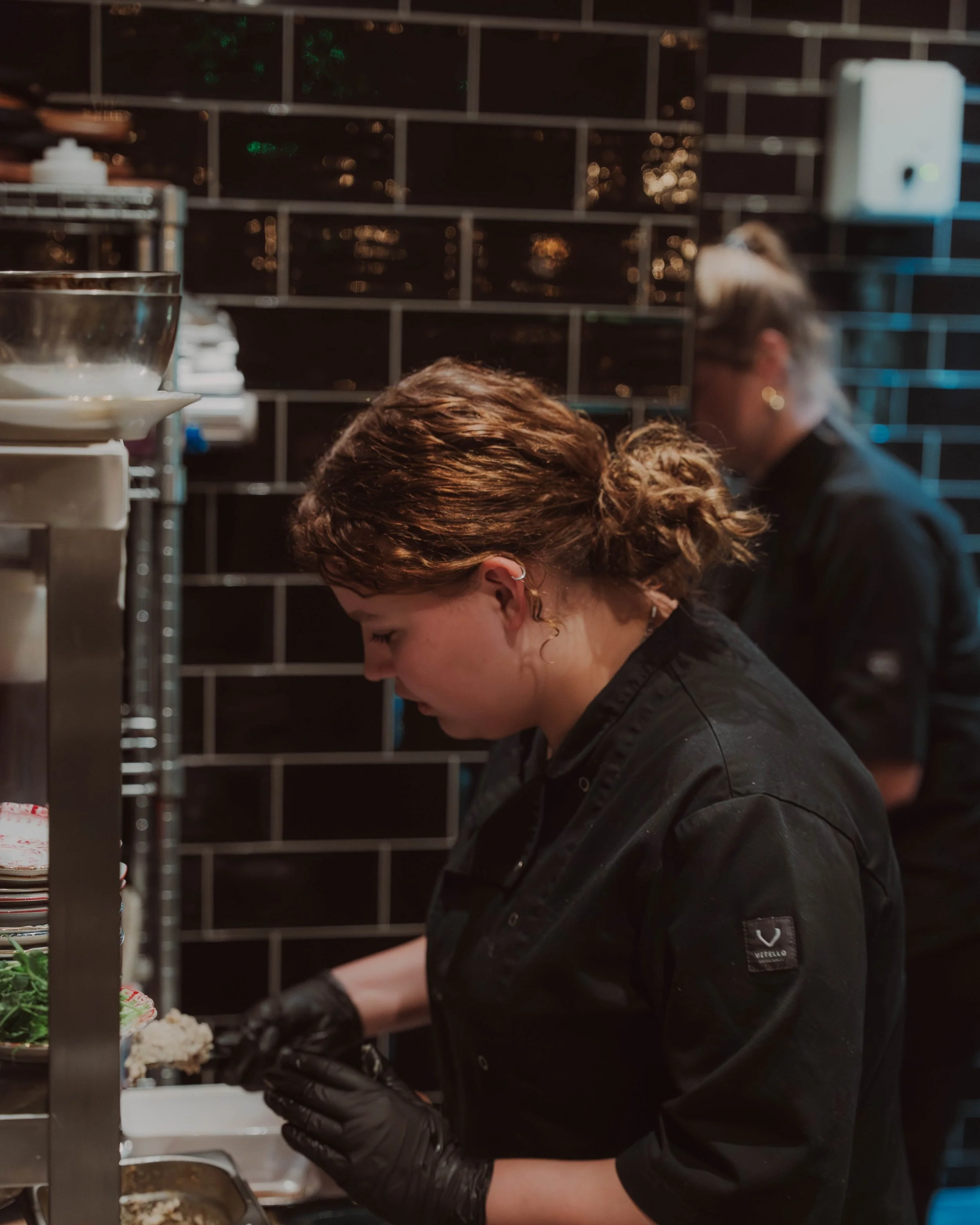 De dagen worden langer, wat &eacute;&eacute;n ding betekent; late zomerse diners, goed gekoelde wijn en borrelen op ons terras 🍷

💌 Reserveer je tafel nu via de website. We serveren het huidige menu van de chef van 1 mei t/m 20 juni. Kom je eten?