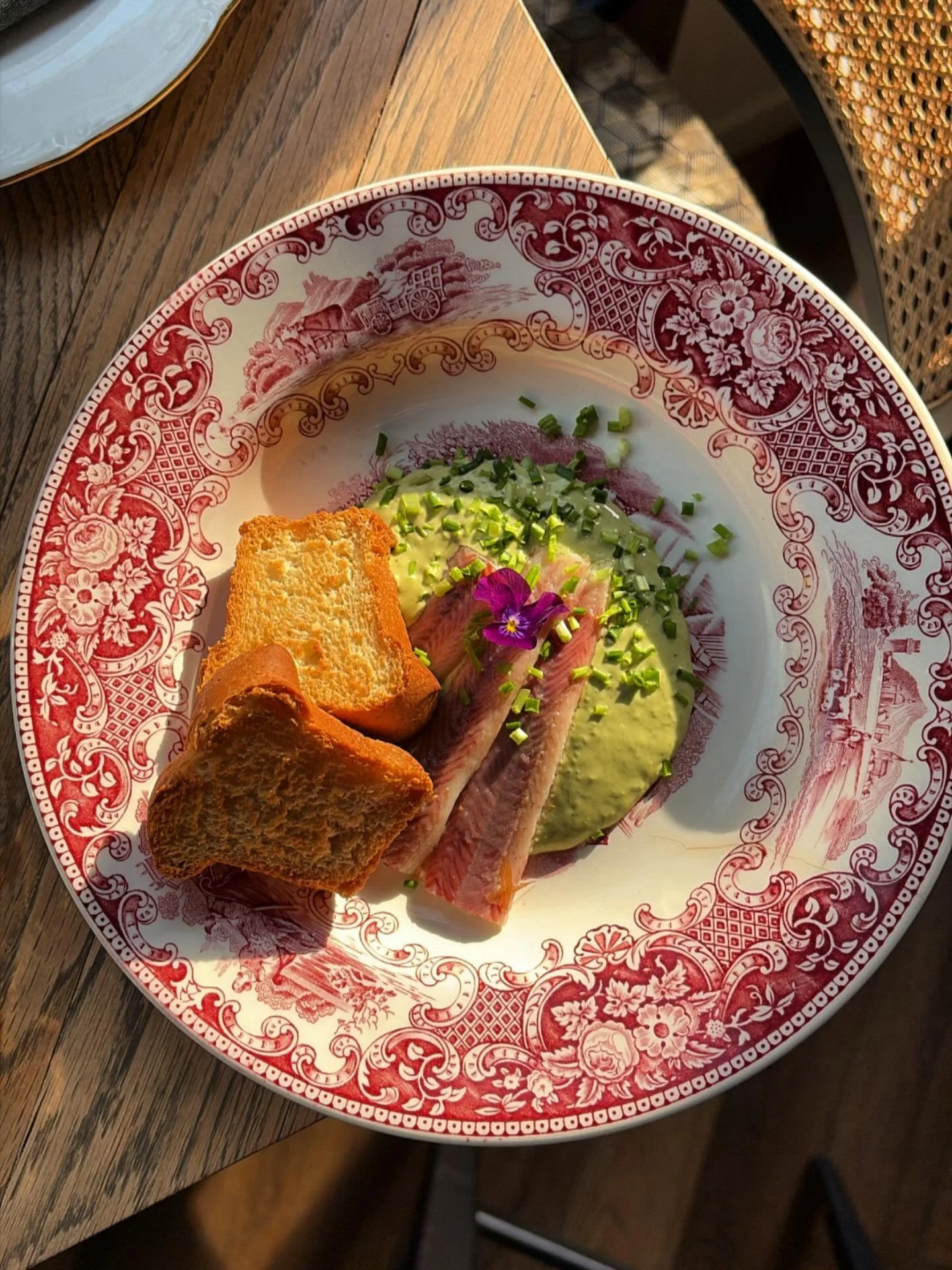 Neem je plaats aan de laatste tafeltjes van vanavond? 👩&zwj;🍳 We staan vanavond weer voor je klaar. Voor het diner graag reserveren, om teleurstelling te voorkomen. Borrel? Meer dan welkom, kom gezellig binnenlopen! 🍷