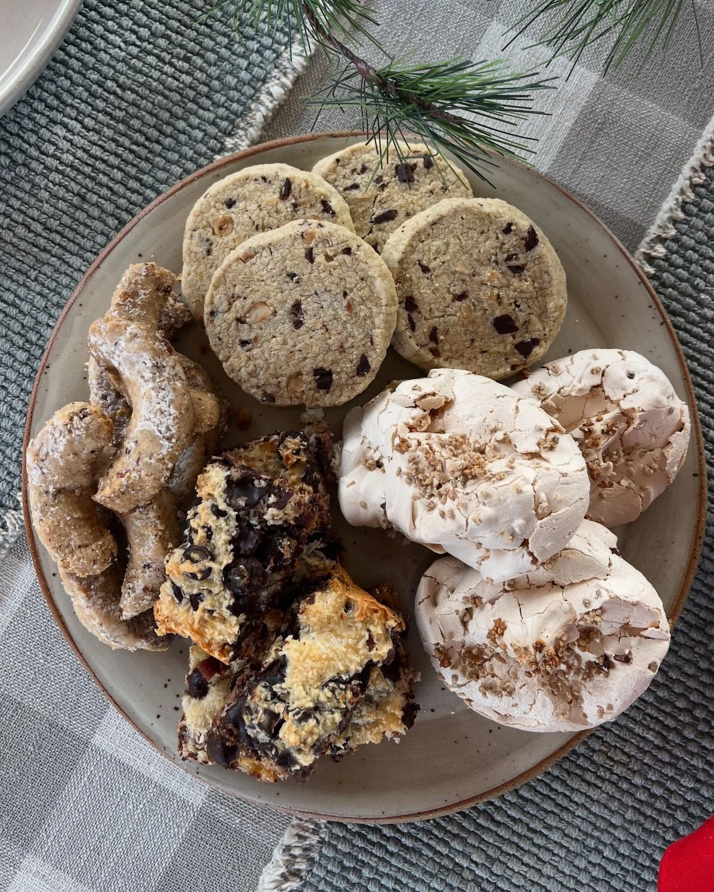 Holiday highlights: good food, good company and some snow for Christmas!! 

Heading back to clinic tomorrow and excited for 4 more months (then we&rsquo;re outta here!!)✨