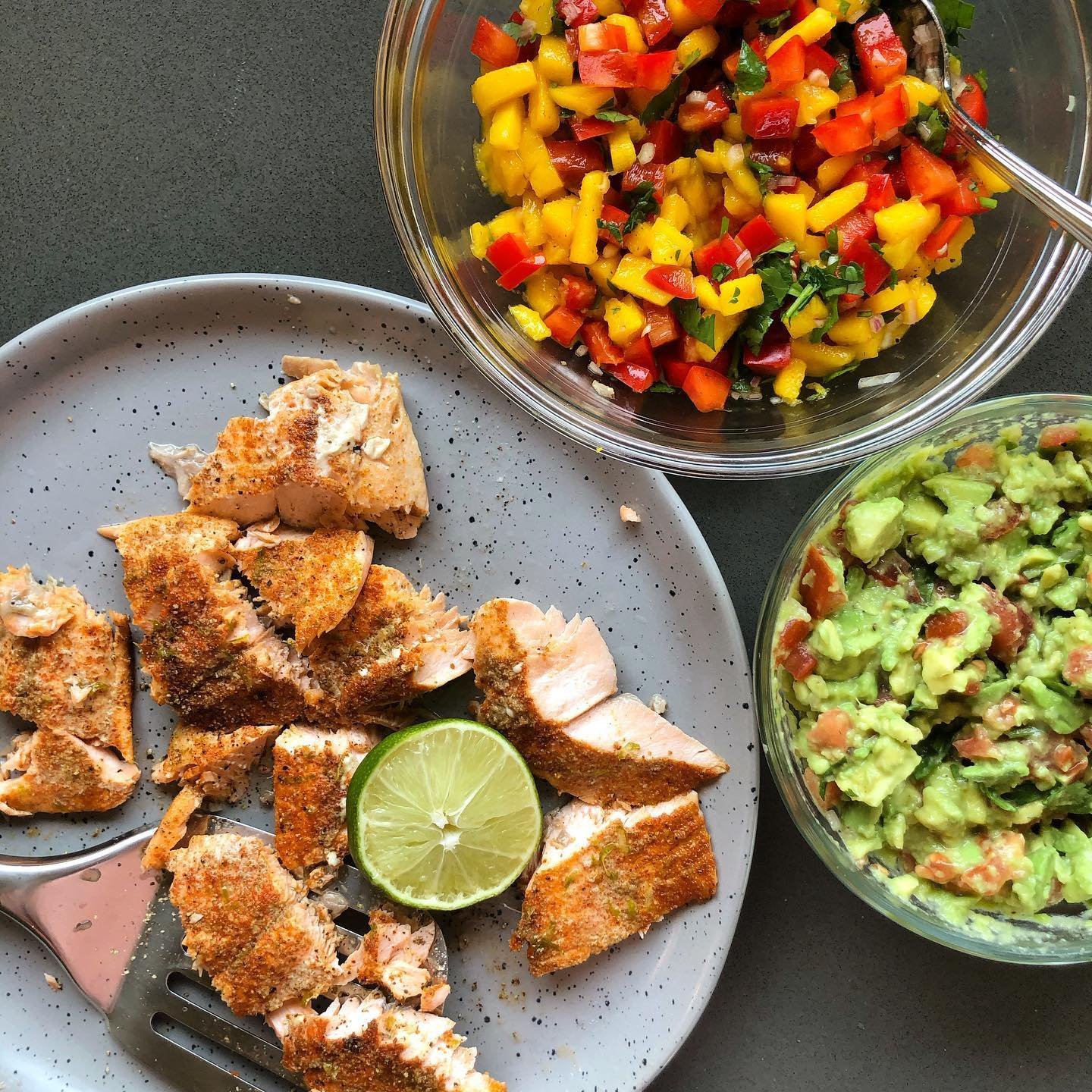 ⁣A recipe you should definitely try ⠀
⠀
The Fish 🌮: ⠀
1 large fillet of salmon (or any fish really)⠀
1 tsp lime zest⠀
Juice of 1/2 lime to serve⠀
Spices: cumin, chilli, paprika, coriander, salt and pepper⠀
Steps: heat a large cast-iron pan over medi