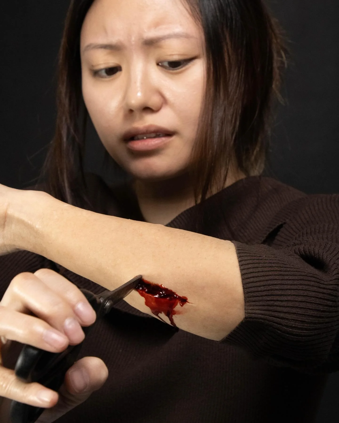 Stabbed wound with scissors ✂️🩸

Model @stinalu_boutin 
Prop, encapsulated silicone piece made and applied by me✨