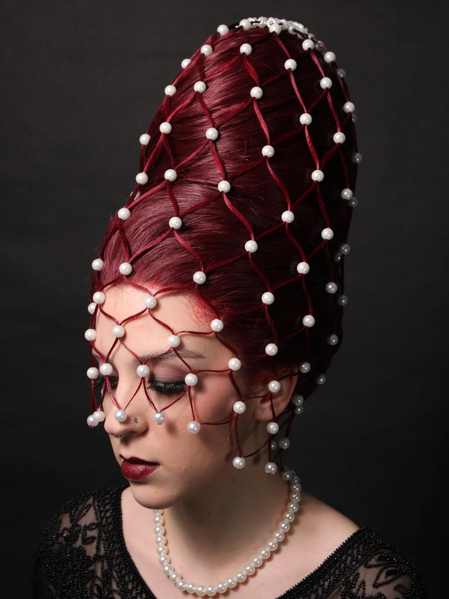 Cage wig🥀
I finally got to built a cage wig from scratch, from the foundation, the cage, the hair to the pearl decorations. Cage wig is just such an ultimate form of big wigs, of course there are a lot of different ways to make wigs big, but this wa