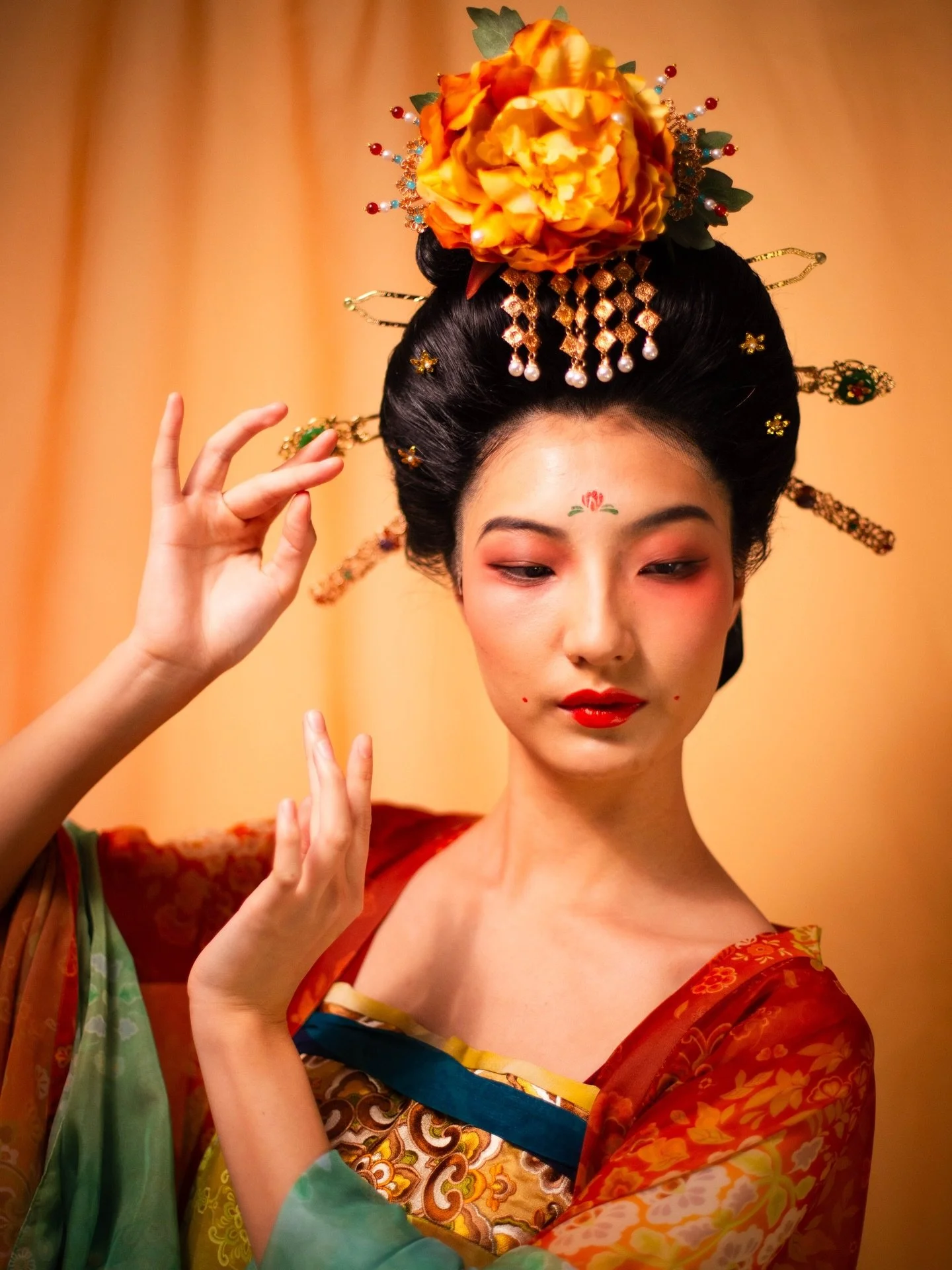 Tang Dynasty Style Wig 唐朝簪花高髻🪷

So I finally did something eastern, it&rsquo;s actually really hard to choose only one hairstyle, one region or even one time period. Asia is not one country, the evolution of civilizations in this part if the world h