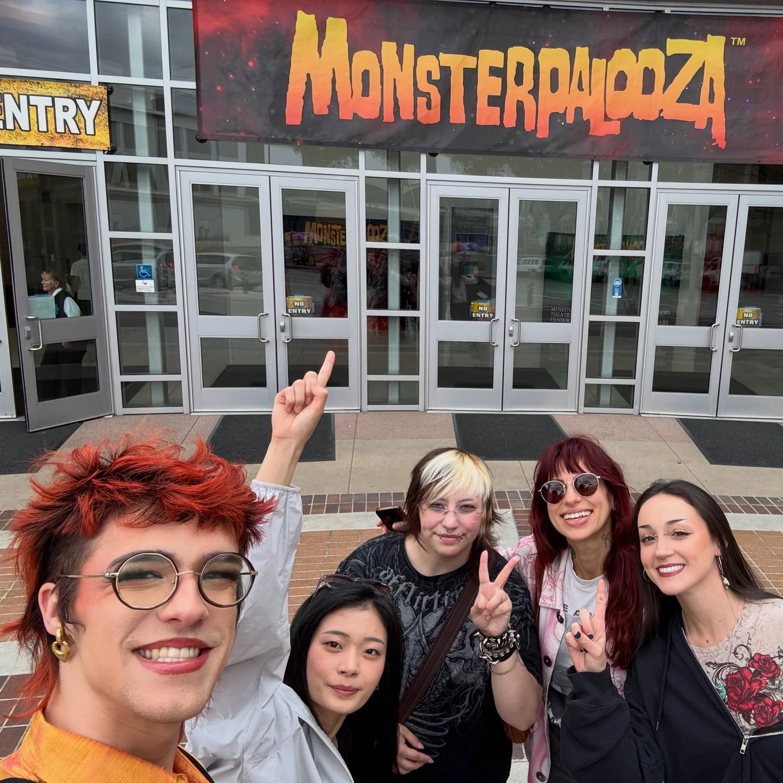 Trip to  Monsterpalooza in LA🧟&zwj;♂️
Supported by @uncsadnp @kenaninstituteforthearts @uncsawam 

When I was at @monsterpaloozaofficial last year, I would never have thought that I would be one of the artists doing demos at Monsterpalooza, but gues