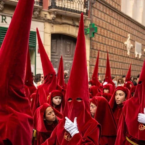 As the UK gets set for the long Easter weekend, we thought we&rsquo;d look at what happens for Easter in the country&rsquo;s of the languages we teach.
Today, it&rsquo;s Spain where Catholic Brotherhood Processions take place. Despite their appearanc