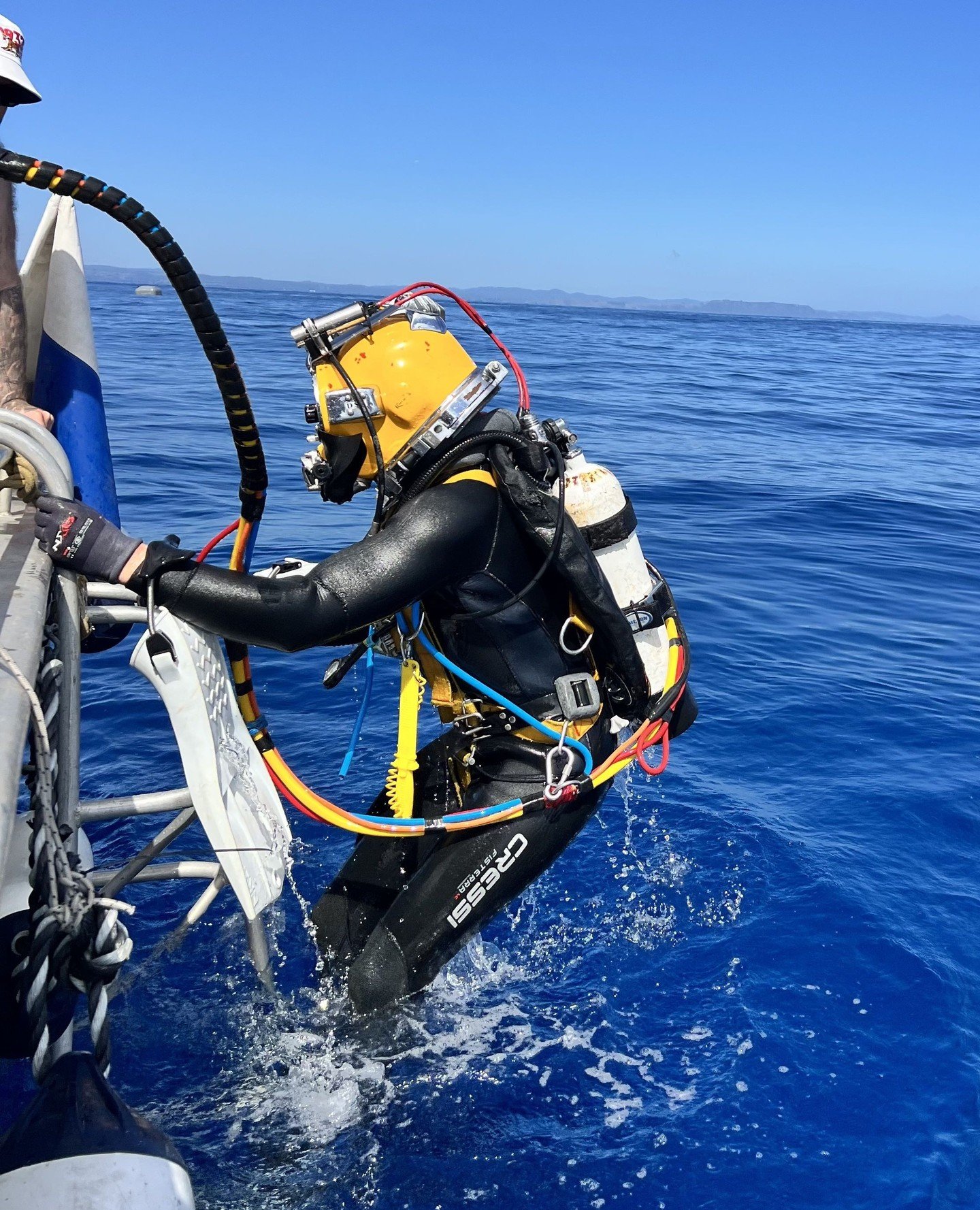 Returning to action for 2026! Our diving crews are operating near the shores of Burnie. The conditions couldn't be more perfect.⁠
⁠
#tasmaniandiversgroup #tasmania