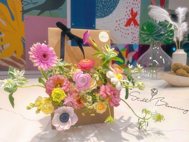 Soleil Carry Bouquet