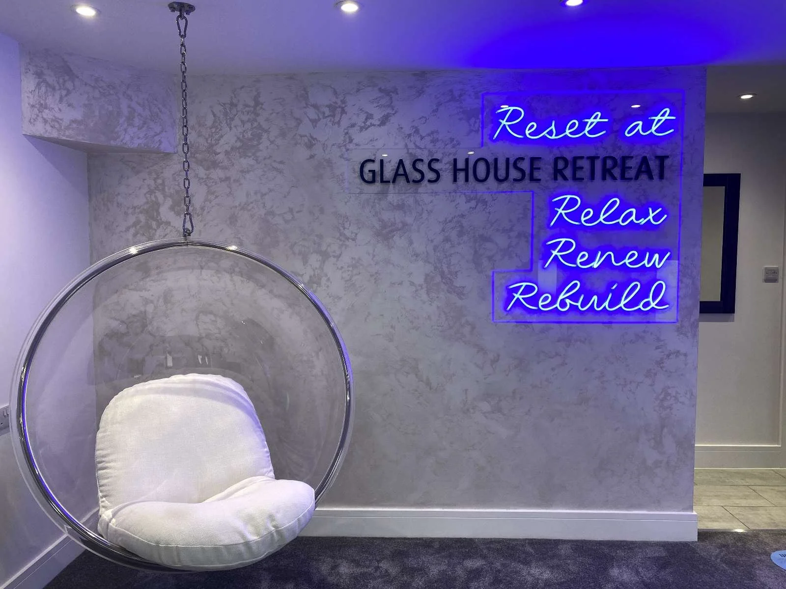 LJWSigns_GlassHouseRetreat_Gallery_95272.jpg