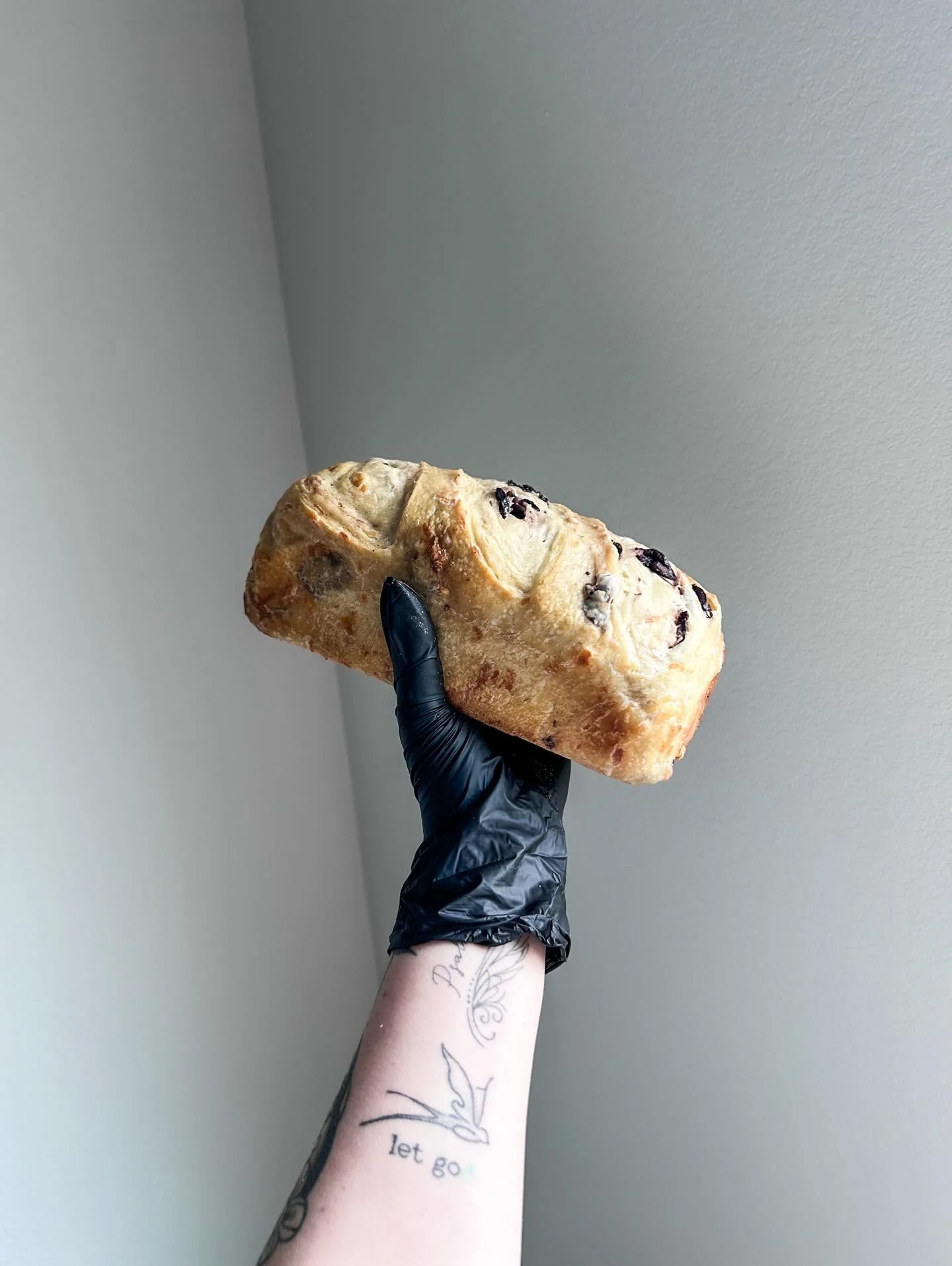 Merry Christmas Eve - Eve✨ thinking of all the bakers out there, whether you are baking orders like wild right now for a living or baking for friends or family to carry on traditions and memories with others&hellip; I love the way homemade baked good