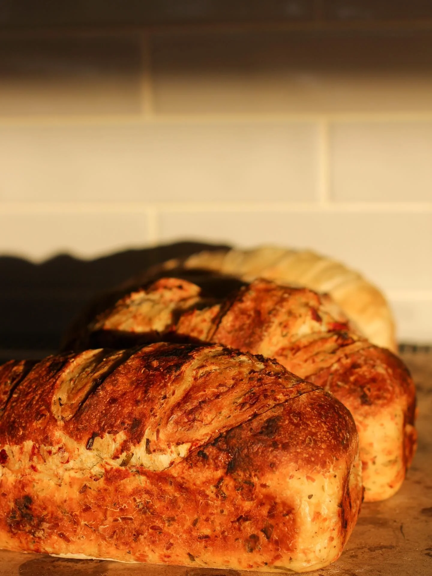 This gloomy weather has me reminiscing that golden hour sunset from last week.. that just so happened to shine on my fresh out of the oven Dried-Tomato + Basil Sandwich Sourdough Loaf 🍞🤌