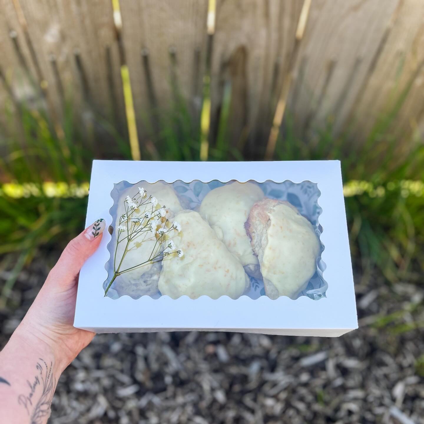 Who else is 🍊orange 🍊 o&bull;b&bull;s&bull;e&bull;s&bull;s&bull;e&bull;d ?!! 

Our pop-up this weekend at @yourbrand_salem will have so many scone + loaf options to choose from - all with a little spring twist on our packaging 🤍