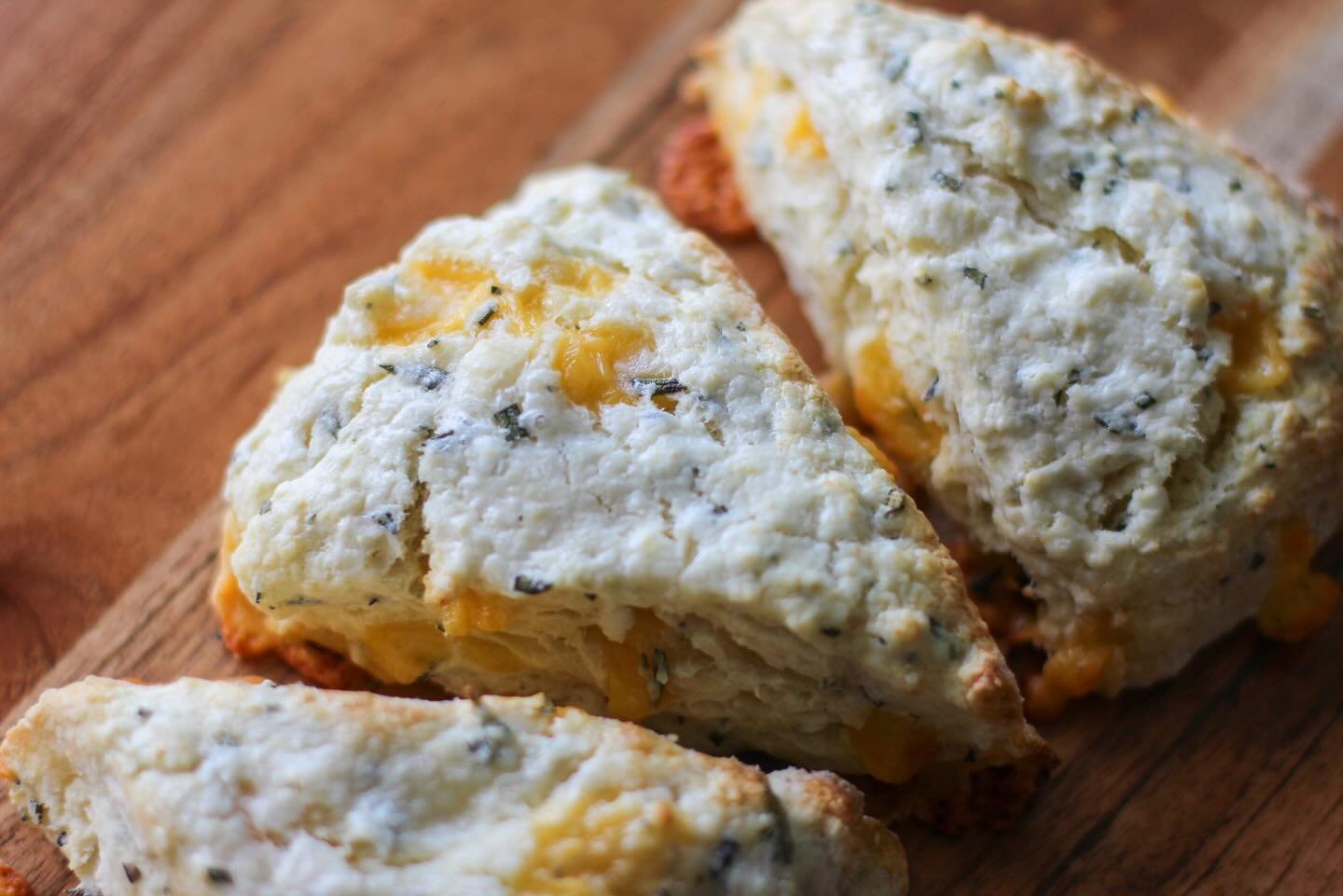 AVAILABLE FOR PORCH PICKUP TODAY &bull; Happy Sun-yay☀️
Just fresh out of the oven Rosemary + Cheddar Sourdough Scones with hints of garlic. Need breakfast for the week? I got you. 😉 testing new recipes so we have two boxes available today for $14. 