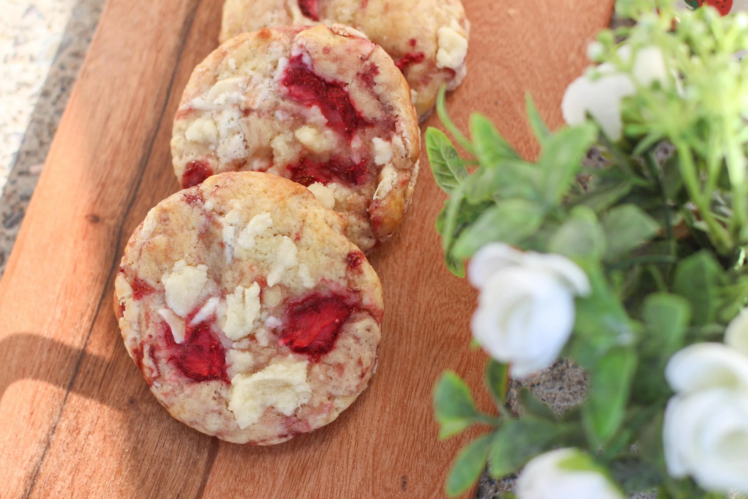 🍓Strawberry Shortcake Sourdough Cookies &bull; are you kidding me!?
Fresh farm picked strawberries mixed in with our beloved sourdough. Topped with a crumb topping, white chocolate, more fresh farm picked strawberries + strawberry jam nestled into e