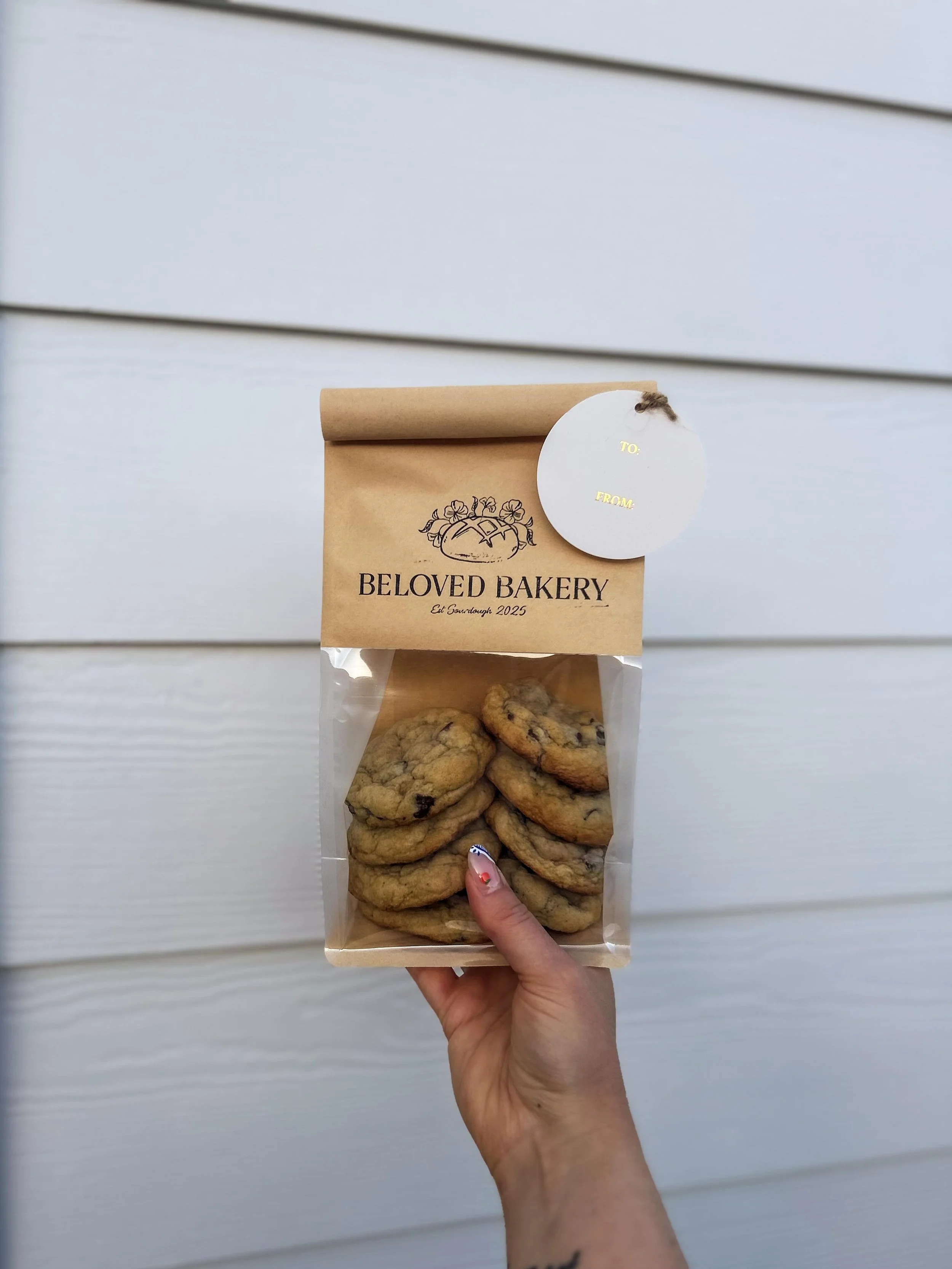 🏷️ Need a last minute gift? Our sourdough chocolate chip cookies with gift packaging available EXCLUSIVELY at the @mainstreetemporiumofdallas starting tomorrow 🍪 

Limited stock - while supplies last✨

In LOVE with how these turned out!