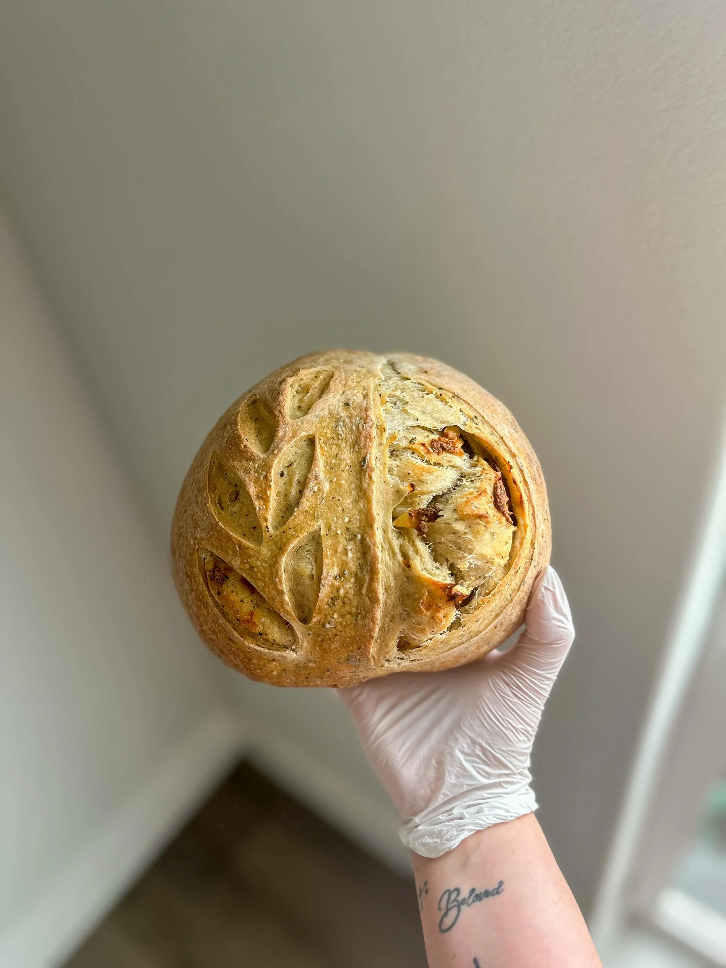 Italian + Roasted Garlic Sourdough Loaf 🍞 
Available tonight at @dallasorfarmersmarket 🌙 

Wish you could smell how delightful this smells 🤤
Should we add this flavor to our weekly ordering options? 👀