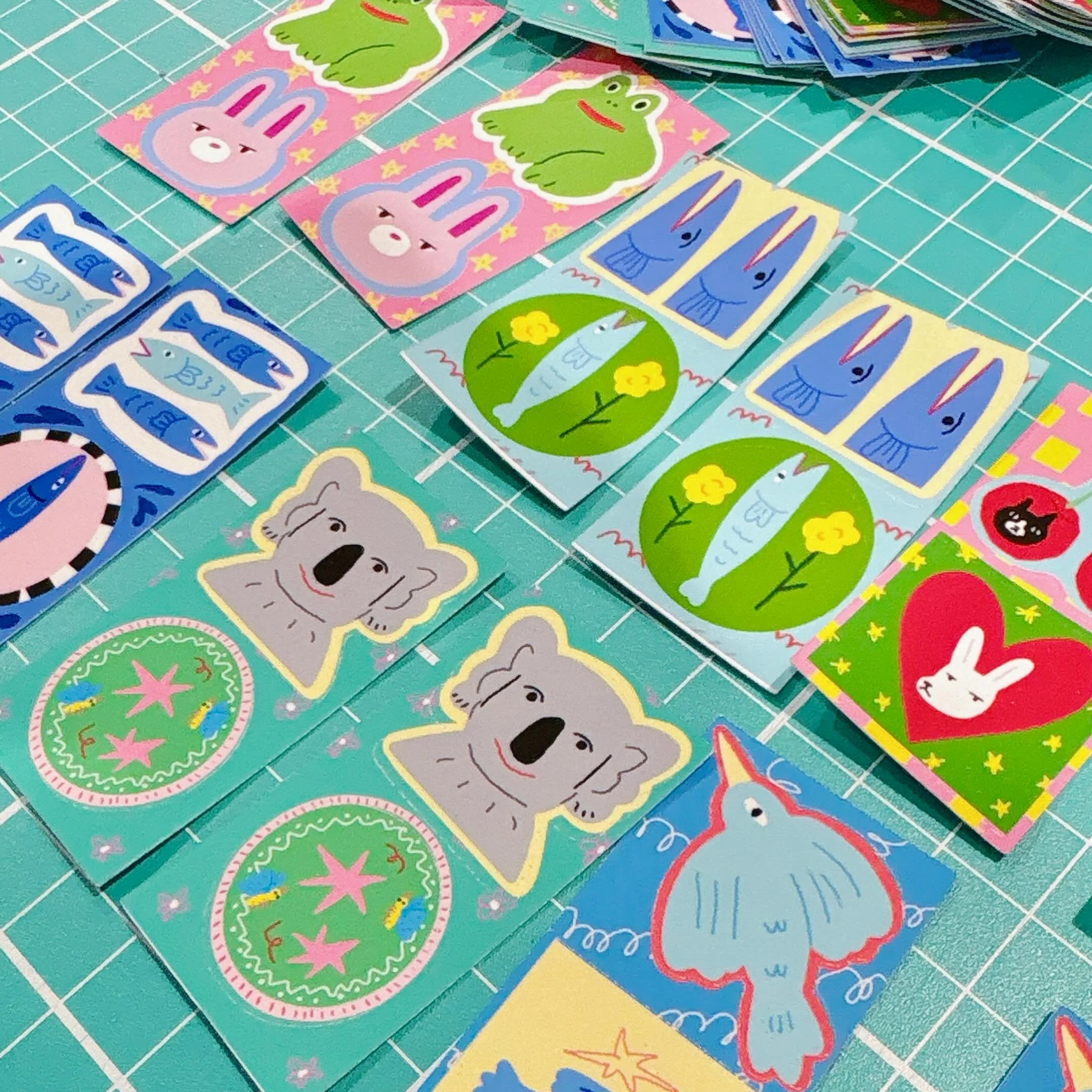 Just made some new stickers for a new product! ✨
What they&rsquo;re for is still a surprise 🤭
Can&rsquo;t wait to show you! 🫶

新しい商品につけるシールを作りました〜！🫶✨
何につくのかは、まだ後日🙌
お楽しみに〜！

#stickeraddict #stickerlover #chifuyustudio #cricut #シール好き